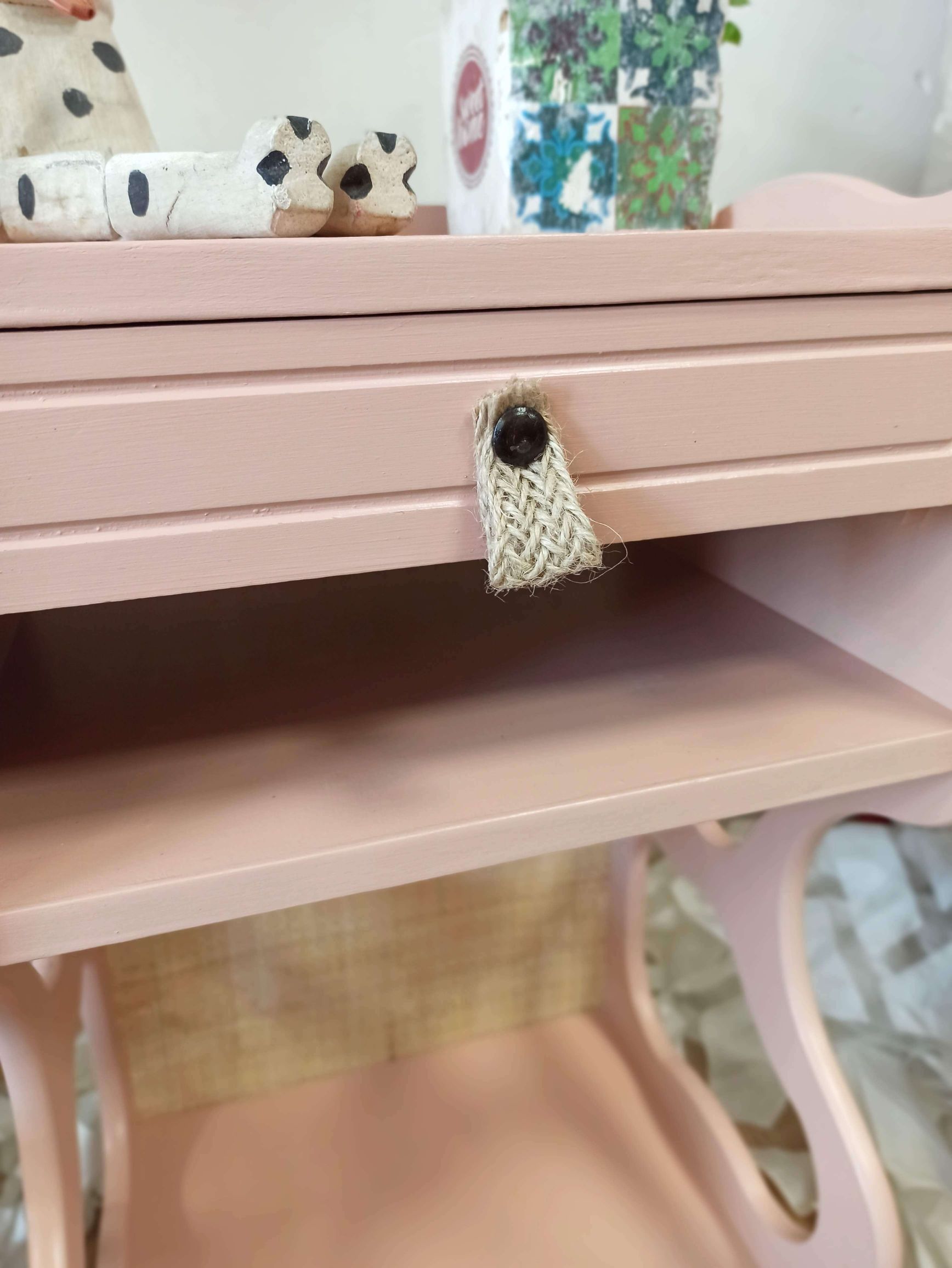 Detalle de mesita telefonera de melanina, pintada en rosa greta de chalk Paint De Tiza.