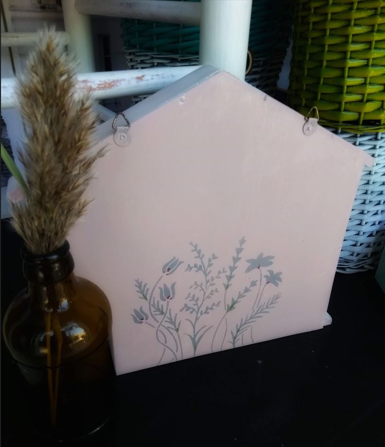 Detalle de mesita telefonera de melanina, pintada en rosa greta de chalk Paint De Tiza.